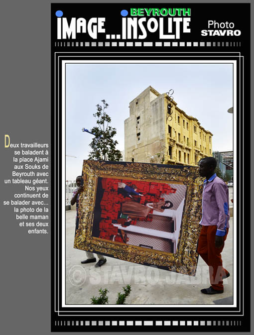 photo stavro - Deux travailleurs se baladent à la place Ajami aux Souks de Beyrouth avec un tableau géant. Nos yeux continuent de se balader avec...la photo de la belle maman et ses deux enfants