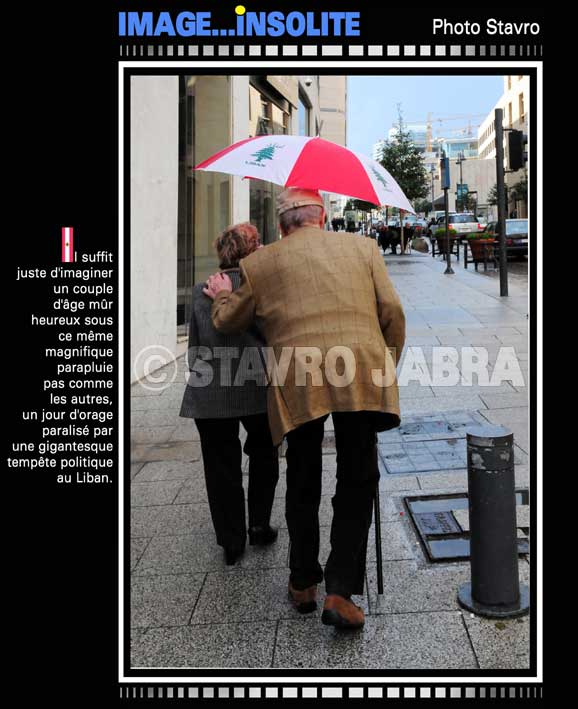 photo stavro - Un couple d'âge mûr heureux sous ce même magnifique parapluie au Liban 
