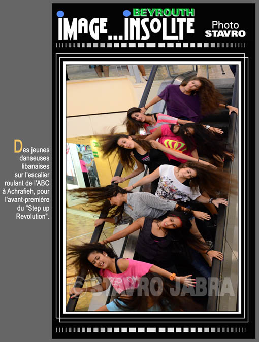 photo stavro - Des jeunes danseuses libanaises sur l'escalier roulant de l'ABC  Achrafieh pour l'avant-premire du 