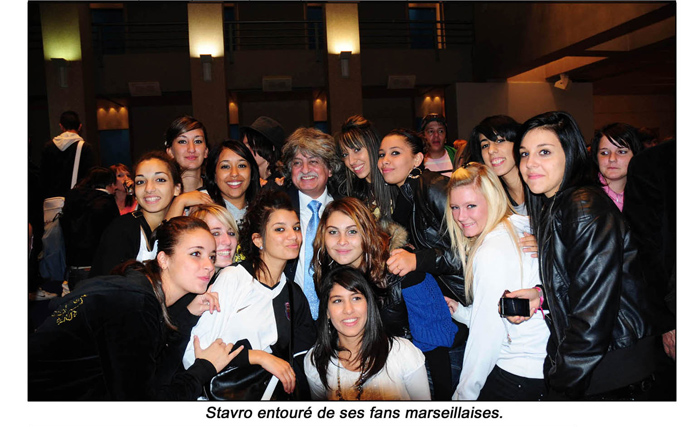 Stavro entouré de ses fans marseillaises.